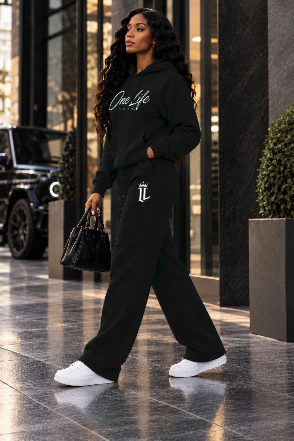 Female model wearing the Black ON GO Set, side view