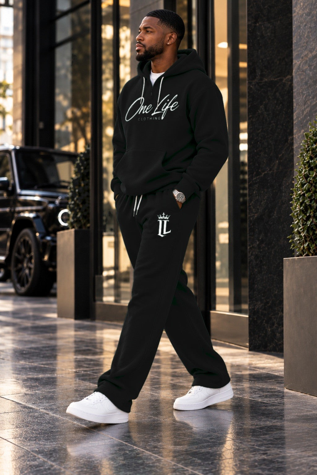 Male model wearing the Black ON GO Set, side view